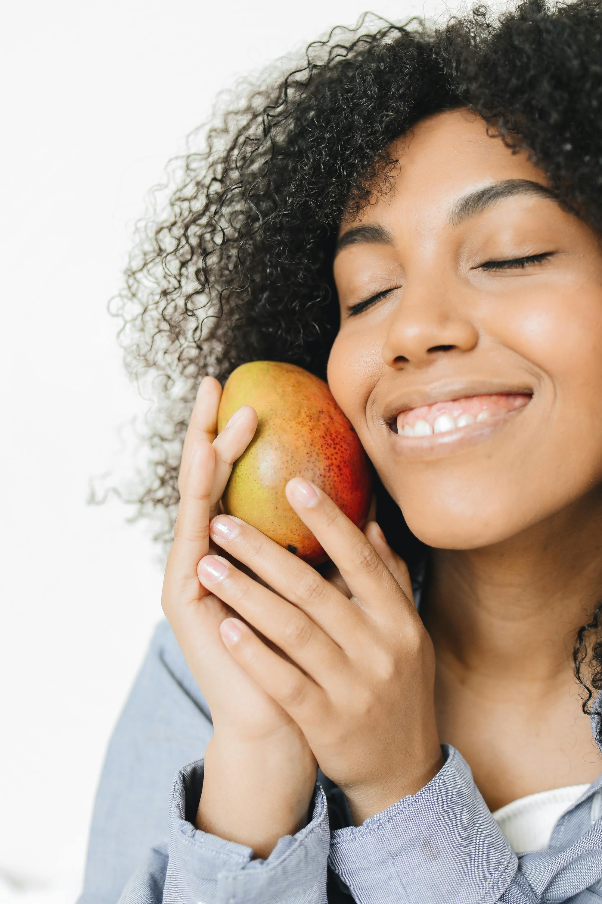 Femme tenant une mangue